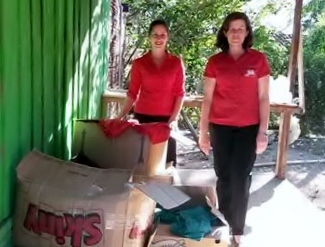 Rubiana e Wânia, entregando caixas de material - Assessoria