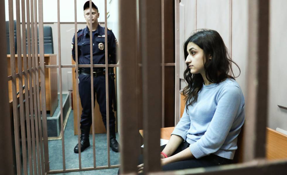 Krestina Khachaturian, uma das irmãs acusadas de matar seu pai, em uma das audiências judiciais em Moscou, em setembro. STANISLAV KRASILNIKOV (TASS) 
